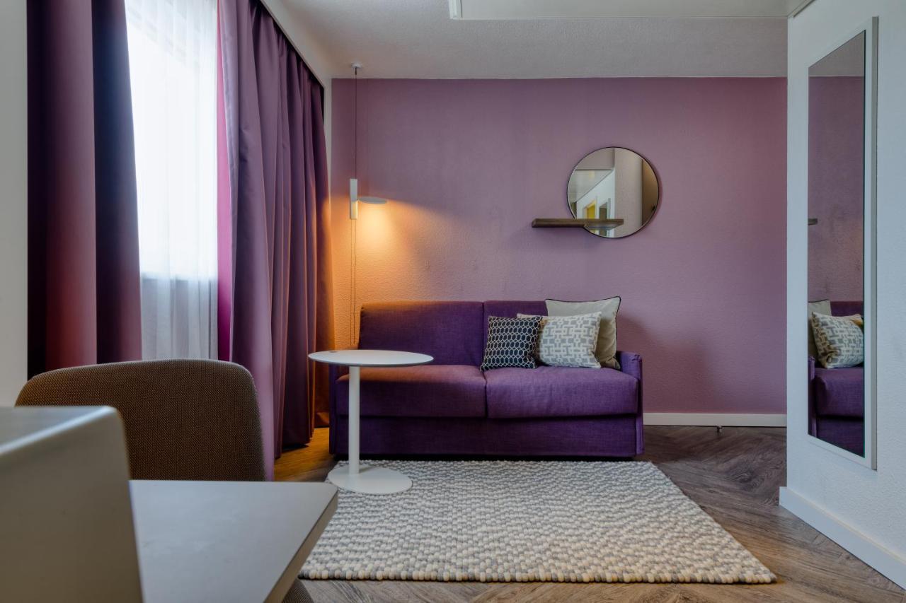 Suite com 2 Quartos, Cama de Casal e Sofá
